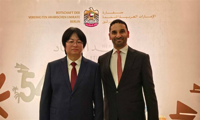 Ming CHENG, Akademischer Direktor des SKHM, mit S.E. Ahmed Alattar, Botschafter der Vereinigten Arabischen Emirate, beim Empfang zum Nationalfeiertag der VAE in Berlin (2025)