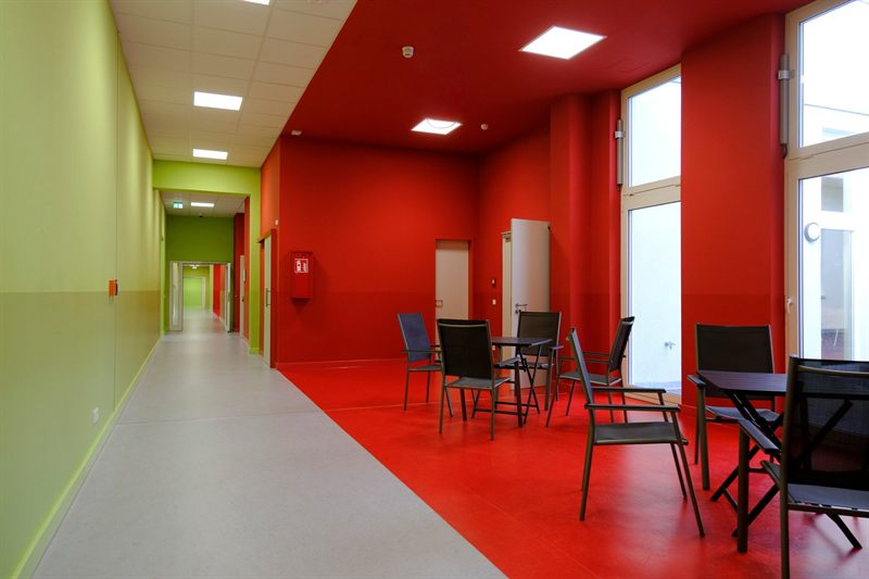 Foyer with seating between the corridor and the atrium
