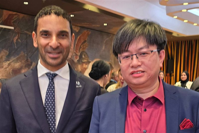 Ming CHENG, Akademischer Direktor des SKHM, mit S.E. Ahmed Alattar, Botschafter der Vereinigten Arabischen Emirate, beim Empfang zum Nationalfeiertag der VAE in München (2024)