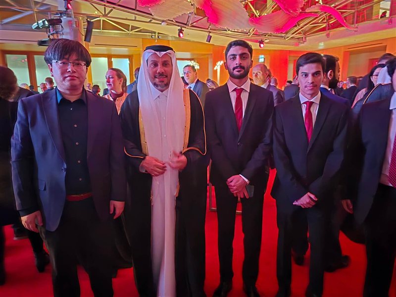 Ming CHENG, Akademischer Direktor des SKHM, mit S. E. Abdulla Ibrahim A. S. Al-Hamar, Botschafter des Staates Katar in Deutschland, und zwei katarischen Studierenden des SKHM beim Empfang zum Nationalfeiertag des Staates Katar in Berlin, Dezember 2024