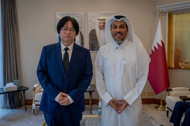Ming CHENG, Akademischer Direktor des SKHM, mit S. E. Abdulla Ibrahim A. S. Al-Hamar, Botschafter des Staates Katar in Deutschland, in der Botschaft des Staates Katar in Berlin, Juli 2026