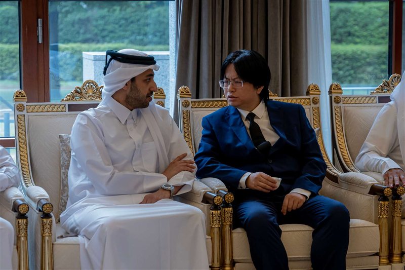 Ming CHENG, Akademischer Direktor des SKHM, im Gespräch mit Meshal Ali Al Mansouri, Drittsekretär der Botschaft des Staates Katar, in Berlin, Juli 2026