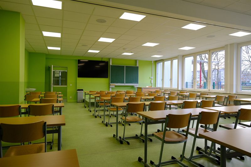 Seminar room with screen and blackboard
