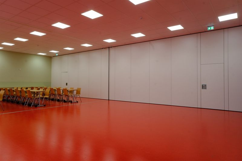 Assembly hall with closed mobile partitions